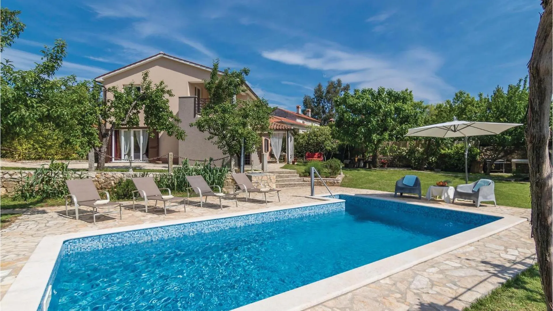 4 Bedroom Cozy Home In Cere location