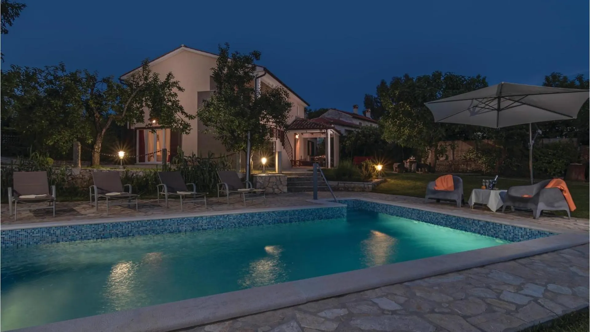 4 Bedroom Cozy Home In Cere Santalezi Nyaraló